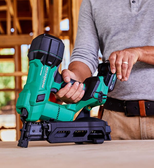 Metabo HPT - 18V MultiVolt™ Brushless 1-3/4" Coil Roofing Nailer (1 x 2.0Ah) | Metabo HPT NV1845DA